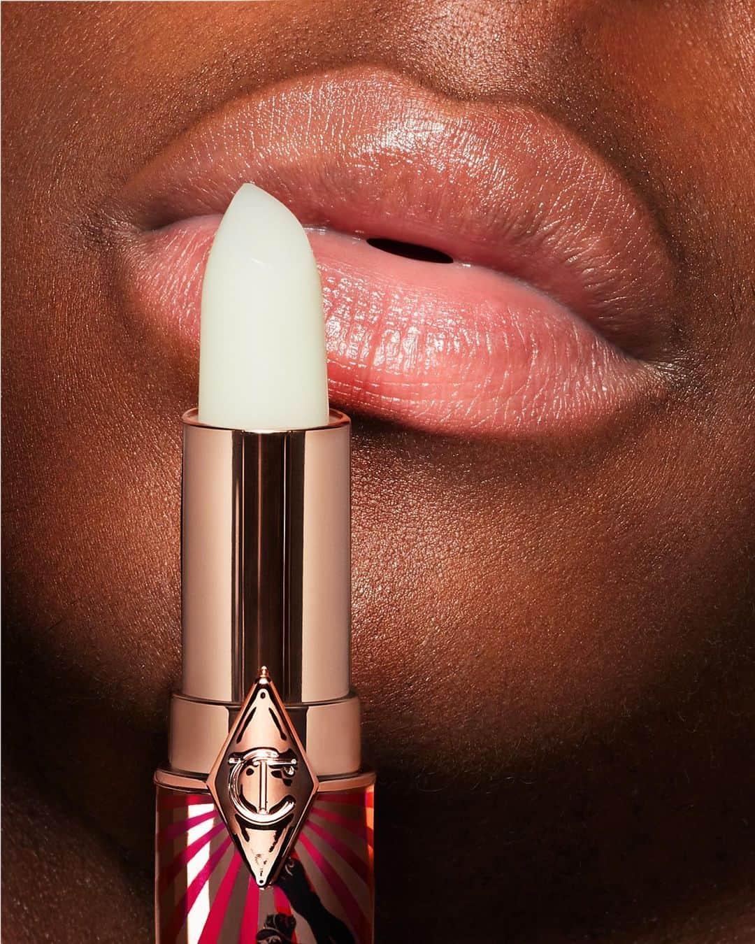 シャーロット・ティルベリーさんのインスタグラム写真 - (シャーロット・ティルベリーInstagram)「Darlings, my NEW! #HOTLIPS 2 shade Enigmatic Edward is my very FIRST Lipstick Conditioner that keeps your lips moisturised for up to 12 hours!! ✨💋✨💄 TILBURY TIPS: 💄 Apply it before your lipstick to prime and soften your lips. 💄 Use a Lip Cheat similar to your natural lip colour before applying for a fuller-looking pout. 💄 Wear on it’s own as a lip conditioner.  MAGIC INGREDIENTS: ✨ Magic Shea Butter – incredibly nourishing and moisturising. 🌟 Biomimetic Beeswax – this synthetic beeswax (suitable for vegans!), gives a creamy, luxurious, SILK-ON-THE-LIPS feel. ⚗ Hyaluronic Acid Matrix – for the ultimate MAGIC GLIDE EFFECT on the lips. 🌻 Sunflower, Mimosa and Joboba Wax Blend – locks in the moisture and keeps the lips SOFT and SUPPLE. 🌱 Aloe Vera – comforting and caring, for lips that are NOURISHED and LOVED.  I have pledged £1 million from my sales to support the magical charity @womenforwomen!! #CharlotteTilbury #HappyKiss #HotLips #LipstickConfident.」6月26日 0時23分 - charlottetilbury