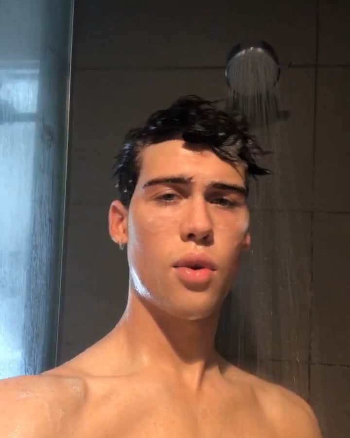 エイダン・J・アレクサンダーのインスタグラム：「here is me streaming guts and also going blind」