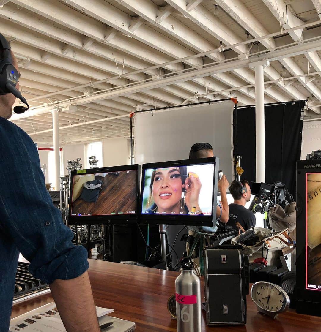 ボビー・ブラウンのインスタグラム：「That was fun today. Even with out air conditioning. #makeupartist #doingwhatilove #greatlighting #fabteam」