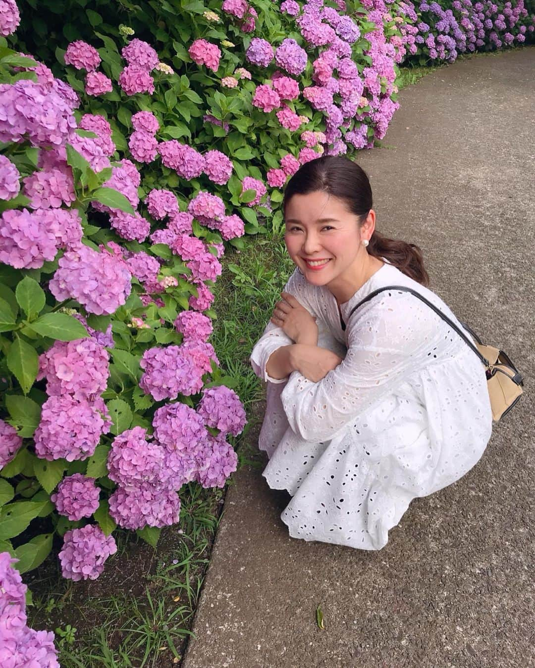 中西麻里衣さんのインスタグラム写真 - (中西麻里衣Instagram)「フラワーガーデンは紫陽花がとっても見頃で綺麗でした☺️ お天気に恵まれて今日も晴天☀️ 最終日。小田原城見に行こうかな🏯 #小田原#旅行#2泊3日#親友旅#女子旅#仲良し#2キロ太ってた#🤯#食べ過ぎ#帰ったらダイエット#身体重い#楽しい#満喫#フラワーガーデン#揚げかまぼこ」6月26日 9時45分 - 87marii