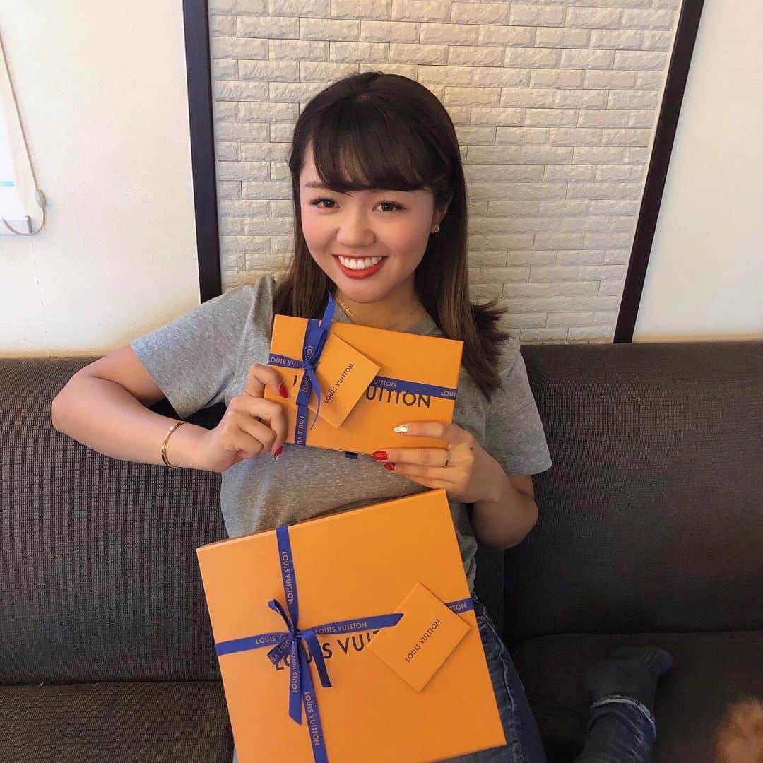 廣田真優のインスタグラム：「早めの20歳の誕生日にと♥️🎁 うれしい☺️ 素敵な大人になれるよう頑張ります😽 #20#birthdaypresent#luisvuitton#成人#廣田真優」