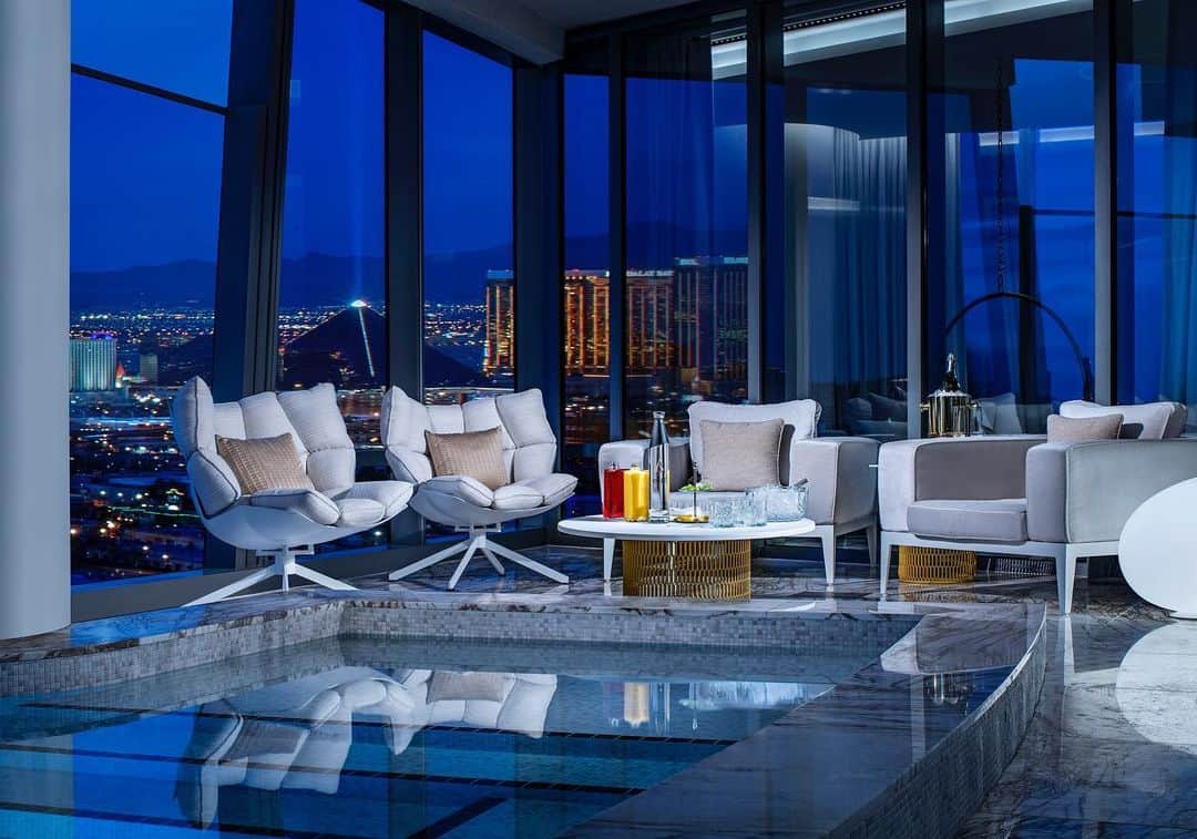 Palms Casino Resortのインスタグラム：「Soak It In. The pool. And the view.」