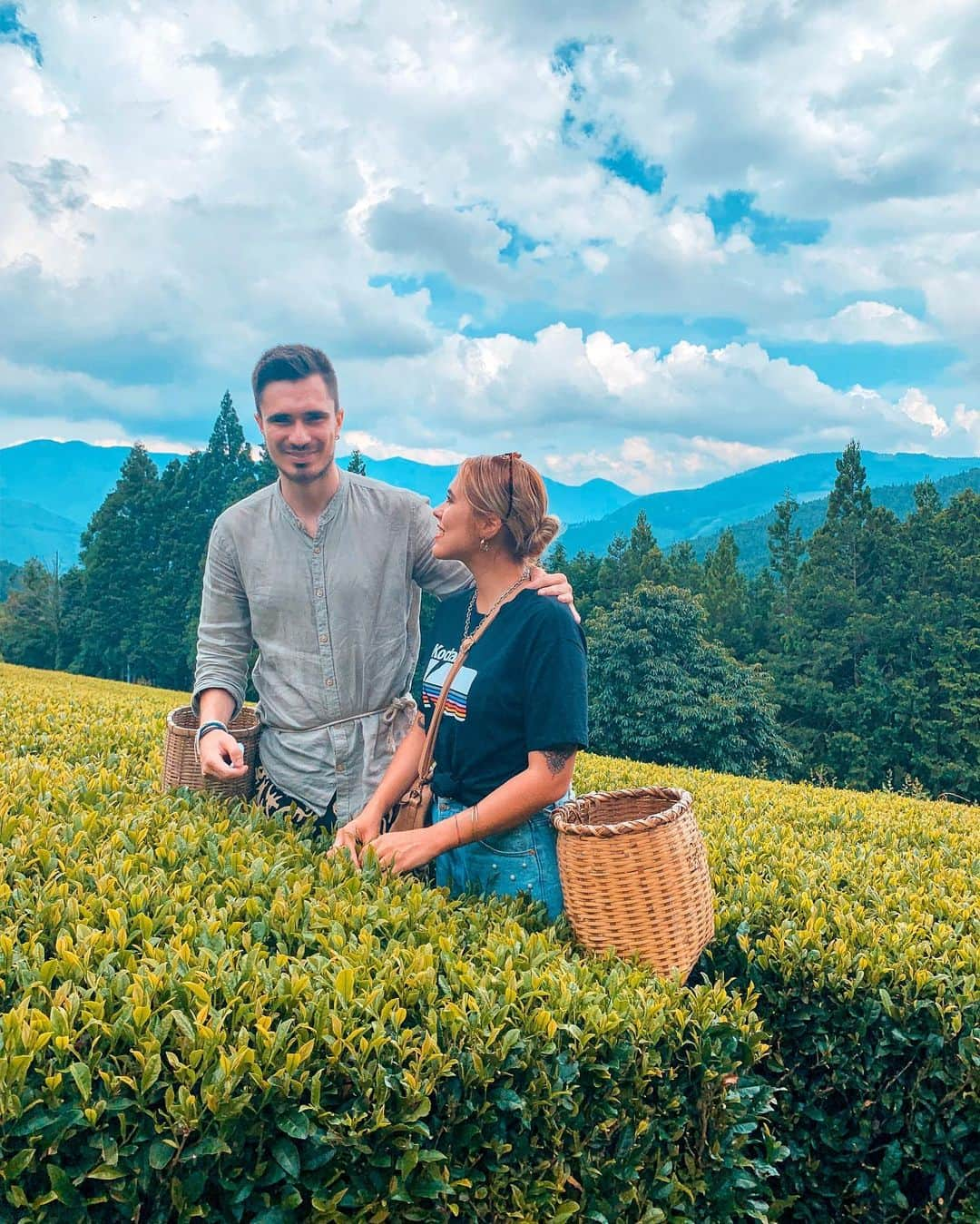 kawanepassportさんのインスタグラム写真 - (kawanepassportInstagram)「Picking and learning about green tea leaves 🌱 that will then go to all parts of the world. Isn’t it crazy? We are all connected, we form a great chain⛓ of people that unites us. We are thousands different cultures but at the same time we are all: humans 💖 This experience can be done by any tourist who visit Kawane🥰! 🥰! #exploreshizuoka #ファインダー越しの私の世界 #japan_of_insta #japanculture #kawane #kawanehon  #kawanepass #kawanepassport #shizuokaprefecture #greentea #matchatea #teverde #japanphoto #igersjp」6月26日 9時51分 - kawane_passport