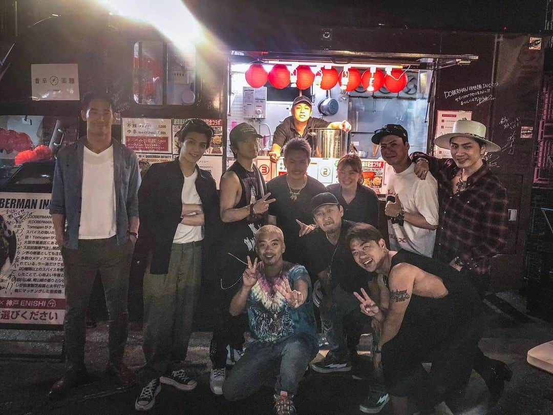 KUBO-Cさんのインスタグラム写真 - (KUBO-CInstagram)「久々に三代目の皆んなと写真撮ったー‼️ @izakaya_exile 閉店後 ドーベル担担のとこで話してたら、来てくれた‼️ ええ人ばっかやなー‼️ おい‼️ @elly24soul おらんやないか‼️ まぁ、忙しいからしゃーないか‼️ @tomogen は久々に皆んなに会えて相当嬉しかったみたい‼️ 帰るまでずーっと言うとった‼️ @exile_naoto_ 君 @naokikobayashi_works 君 @jsbryuji_official  @3jsb_hiroomi_tosaka  @3jsb_kenjiro_official  @takanori_iwata_official  ありがとう😊 そして、密かにこの写真で俺もテンション上がってます‼️笑 なんせ、皆んなで写真とか久々やったもんで‼️」6月26日 9時57分 - kubo_c_ldh