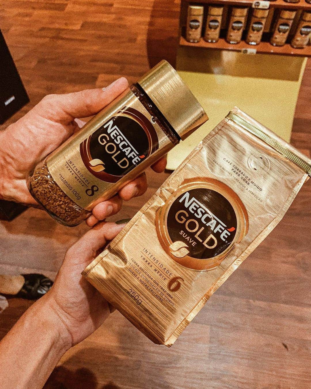 Jonas Sulzbachさんのインスタグラム写真 - (Jonas SulzbachInstagram)「Que experiência incrível tivemos hoje aqui no espaço @nescafebr!Conhecemos essa super novidade que é o Nescafé Gold, que é feito com grãos selecionados e é ideal pra quem curte apreciar um bom café, assim como eu 😉. Momentos especiais, com pessoas especiais merecem um #NescafeGold #ValorizeSuaXicara #EuAmoCafezinho #Publ」6月26日 9時57分 - jonassulzbach