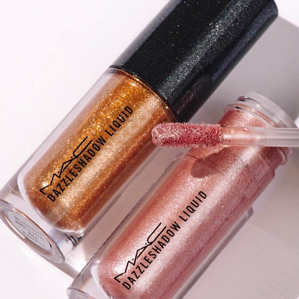 M·A·C Cosmetics Hong Kongさんのインスタグラム写真 - (M·A·C Cosmetics Hong KongInstagram)「✨令你係陽光下閃閃發光嘅必備妝物🤫！ 完美嘅夏日妝容除咗大玩色彩，絕對唔少得加入超閃元素點綴平凡妝容！魔幻閃耀眼影Dazzleshadow Liquid為你嘅雙眼即時注入bling bling光澤，一抹打造令人一見著迷嘅不敗Summer Look❤️！ Product mentioned: #MACDazzleshadowLiquid in #BlinkingBrilliant - HK$190 #MACDazzleshadowLiquid in #LoveYourself - HK$190 #MACHongKong  EXTRA GLOW, EXTRA SUMMERY! Add some blinking glow to your summer sun-kissed look with Dazzleshadow Liquid!」6月26日 10時00分 - maccosmeticshk