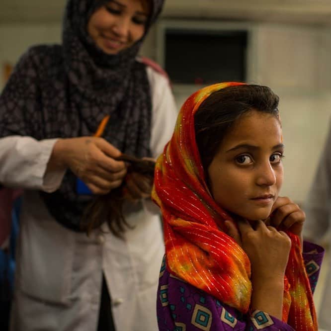 国境なき医師団さんのインスタグラム写真 - (国境なき医師団Instagram)「「たまには気分転換しましょう！」 . そう言って、国境なき医師団（MSF）の看護師が、少しぼさぼさになった長い髪を整え、三つ編みを結んでくれました。 .  ここは、アフガニスタンにある病院の小児外来です。三つ編みを結ってもらった少女も外来を訪ねた患者の一人。髪をキレイにしてもらい、少し元気になりました。 ----------------- アフガニスタンについての活動ニュースは公式サイトから。プロフィールのURLリンクからどうぞ→@msf_japan . ----------------- Photo © Andrew Quilty/Oculi  #国境なき医師団 #MSF #アフガニスタン #看護師 #小児 #子ども #外来 #三つ編み #患者 #少女 #ヘアアレンジ #photooftheday #写真部 #写真好きな人と繋かりたい」6月26日 10時00分 - msf_japan