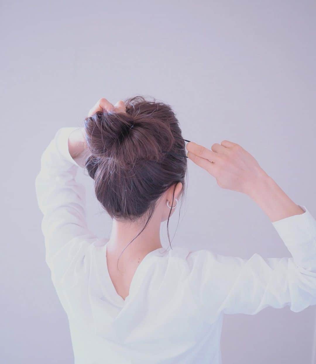 田中亜希子さんのインスタグラム写真 - (田中亜希子Instagram)「VO5スプレーでナチュラルアップスタイル。毛先を軽くワンカール。  高めの位置でふんわりおだんごを作り、毛束を細く取ってから顔まわりのおくれ毛をつくります。仕上げに約10cm離しておだんごとおくれ毛にスプレーするだけ＾＾ 梅雨でもキープしやすい簡単スタイリングです＾＾ ぜひ試してみてくださいね♡  #VO5#簡単スタイリング#朝の完成形つづく #ヘアアレンジ#簡単ヘアアレンジ #アップスタイル #朝シュー#pr」6月26日 10時10分 - akiico