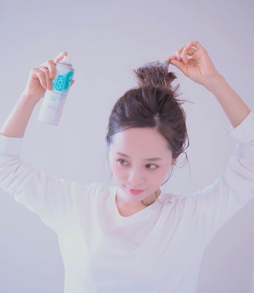 田中亜希子さんのインスタグラム写真 - (田中亜希子Instagram)「VO5スプレーでナチュラルアップスタイル。毛先を軽くワンカール。  高めの位置でふんわりおだんごを作り、毛束を細く取ってから顔まわりのおくれ毛をつくります。仕上げに約10cm離しておだんごとおくれ毛にスプレーするだけ＾＾ 梅雨でもキープしやすい簡単スタイリングです＾＾ ぜひ試してみてくださいね♡  #VO5#簡単スタイリング#朝の完成形つづく #ヘアアレンジ#簡単ヘアアレンジ #アップスタイル #朝シュー#pr」6月26日 10時10分 - akiico