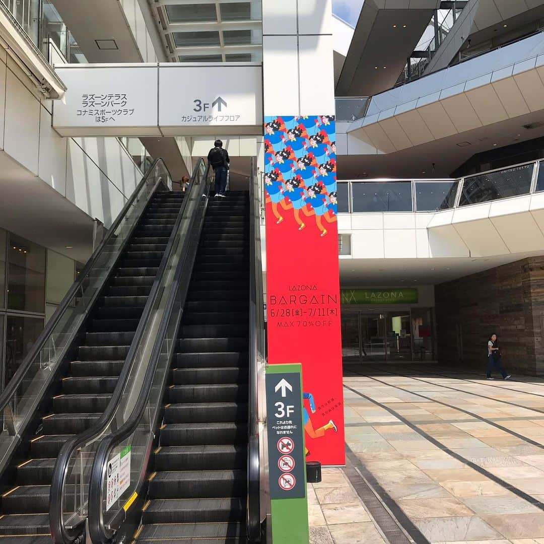 ふじいあきらさんのインスタグラム写真 - (ふじいあきらInstagram)「ラゾーナ川崎プラザソルへの道。 改札でたら見えます。 左右で考えると階段によって違いますのでご注意下さい。 見えたら広場を突っ切ってエスカレーターか館内エレベーターで5階へどうぞ^_^」6月26日 10時14分 - fujiiakiramagic