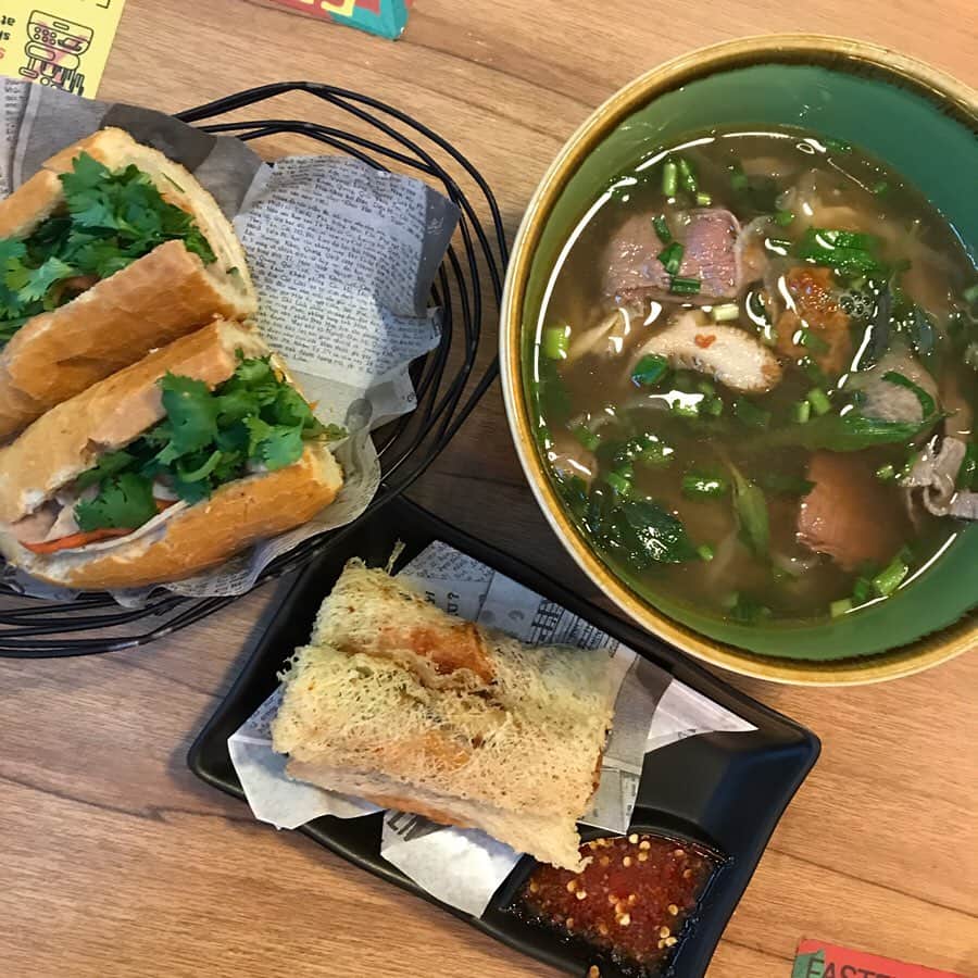 大西蘭さんのインスタグラム写真 - (大西蘭Instagram)「・ ベトナム料理『NamNam Noodle Bar』🍜 ・ バインミー、フォーなどのベトナム料理が食べられます😋 ・ バインミーは具材とパンが絶妙にマッチ💕 ・ フォーもスープがいい味。ライムを絞ると味に変化が出てまた美味しい♬ ・ 今度違う種類も食べてみたい😋 ・ ・ #シンガポール暮らし #シンガポール旅行 #ベトナム料理 #バインミー #ウィーロックプレイス #オーチャードロード  #singaporefood #singaporelife #namnam #wheelockplace #orchardroad」6月26日 10時22分 - onishiran