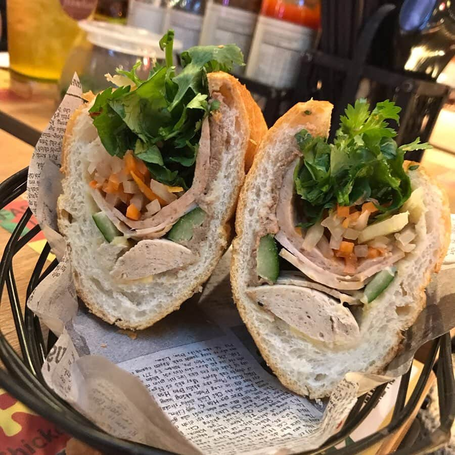 大西蘭さんのインスタグラム写真 - (大西蘭Instagram)「・ ベトナム料理『NamNam Noodle Bar』🍜 ・ バインミー、フォーなどのベトナム料理が食べられます😋 ・ バインミーは具材とパンが絶妙にマッチ💕 ・ フォーもスープがいい味。ライムを絞ると味に変化が出てまた美味しい♬ ・ 今度違う種類も食べてみたい😋 ・ ・ #シンガポール暮らし #シンガポール旅行 #ベトナム料理 #バインミー #ウィーロックプレイス #オーチャードロード  #singaporefood #singaporelife #namnam #wheelockplace #orchardroad」6月26日 10時22分 - onishiran