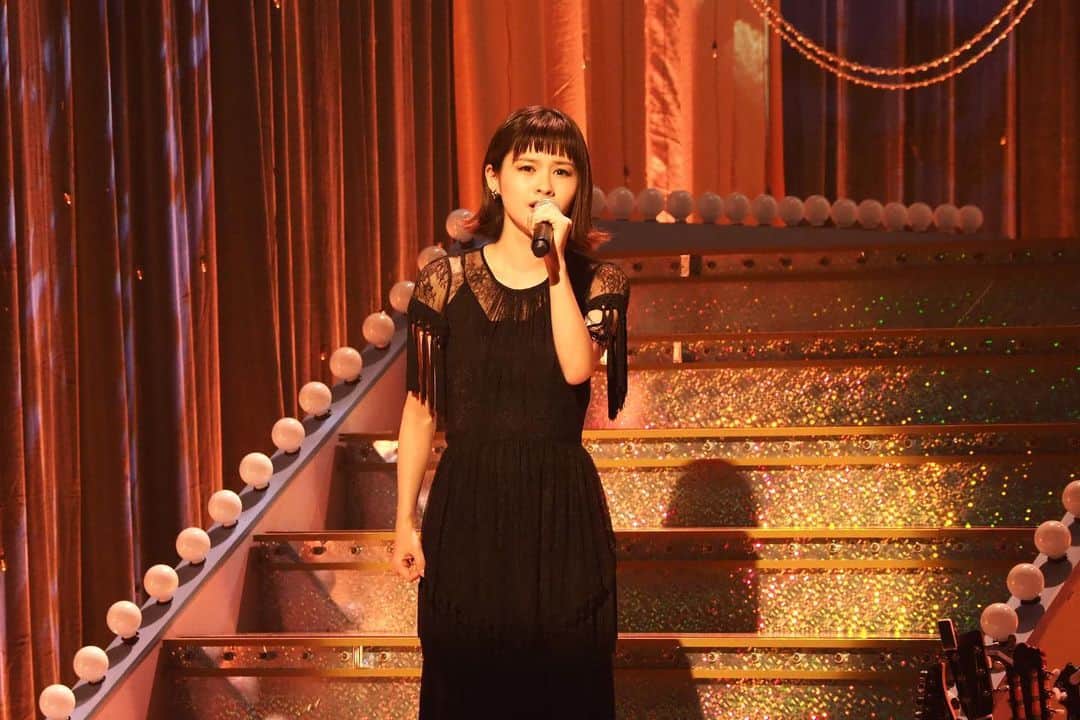 昆夏美のインスタグラム：「本日放送のグリーン&ブラックスにて ミュージカル「マリー・アントワネット」より 100万のキャンドルを歌います！ 久々のマルグリットでしたが 自分の中でスッと感覚が戻ってきたのは 4ヶ月間、この歌と 向き合って歌い続けたからかなと。 この曲大好き。 本日、WOWOWさんにて 夜11:00放送です🥖 他にも豪華出演者の皆さんがたくさんっ。 是非みてください✨ . #グリーンアンドブラックス  #wowow」