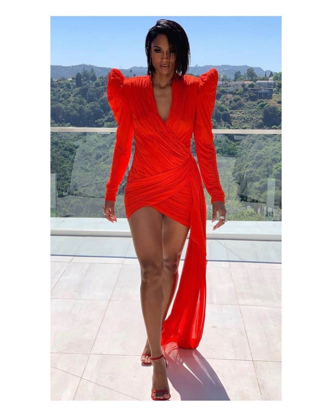 スチュアートワイツマンさんのインスタグラム写真 - (スチュアートワイツマンInstagram)「Stylish stars had a monochromatic moment #inourshoes at the 2019 #BETAwards. Here, #Ciara gives the bold shoulder in a statement mini dress paired with our iconic #NUDIST stilettos. #inourshoes #SWWomen #StuartWeitzman | Styled by @stylememaeve」6月26日 10時45分 - stuartweitzman