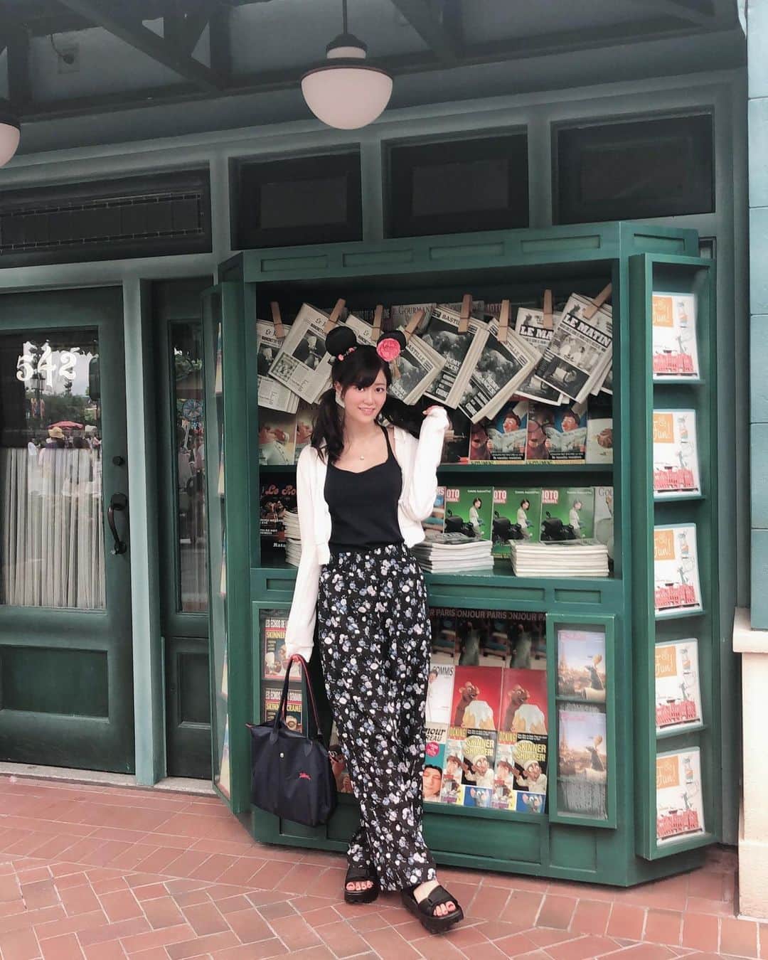 琥珀うたさんのインスタグラム写真 - (琥珀うたInstagram)「. . Shanghai Disneyland 上海ディズニーランド☺️🙌🏼 耳つけて浮かれて歩いてたよ😆 メンズの若者団体に話しかけられて写真撮影したけどなんだったんだろ🤔w . . . #disney #disneyland #shanghai #shanghaidisney #shanghaidisneyland  #china #ディズニー #ディズニーランド #上海 #中国 #girlfriend #琥珀うた #utakohaku」6月26日 10時46分 - uta0214khk