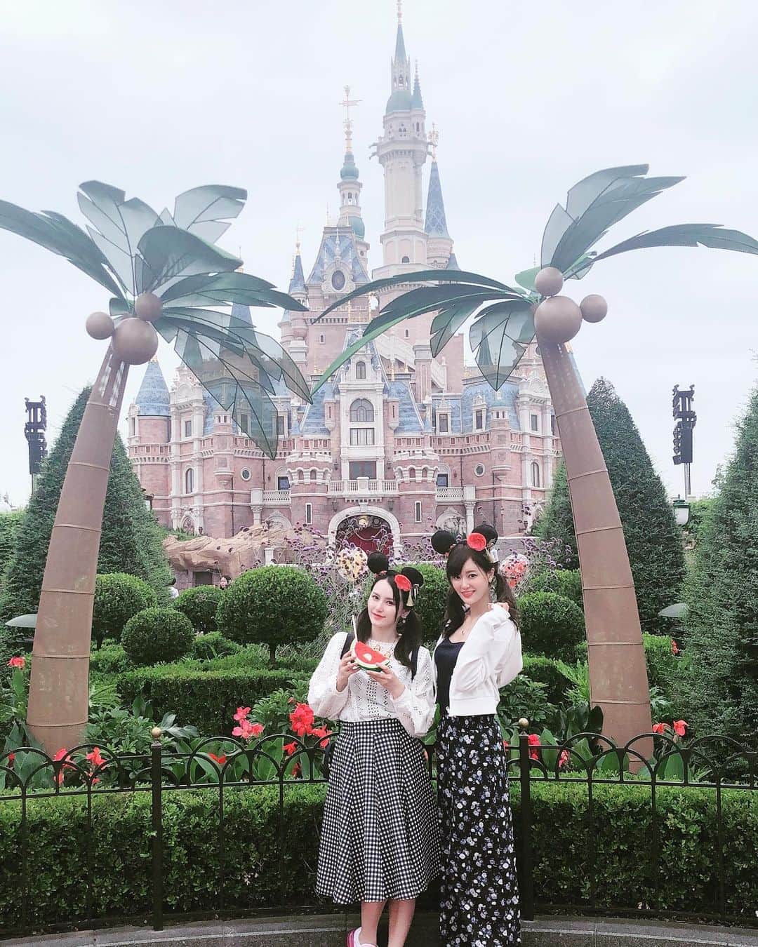 琥珀うたさんのインスタグラム写真 - (琥珀うたInstagram)「. . Shanghai Disneyland 上海ディズニーランド☺️🙌🏼 耳つけて浮かれて歩いてたよ😆 メンズの若者団体に話しかけられて写真撮影したけどなんだったんだろ🤔w . . . #disney #disneyland #shanghai #shanghaidisney #shanghaidisneyland  #china #ディズニー #ディズニーランド #上海 #中国 #girlfriend #琥珀うた #utakohaku」6月26日 10時46分 - uta0214khk