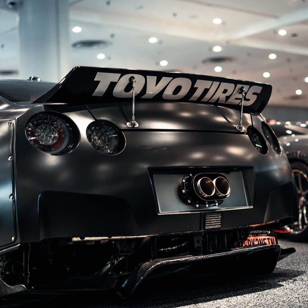 CarsWithoutLimitsさんのインスタグラム写真 - (CarsWithoutLimitsInstagram)「Do you think Darth Vader would enjoy a Rocket Bunny GTR 💣🐇 Owner @kepeli_nyc  Shop @crownspeedlab @saviniwheels  #carswithoutlimits #nissan #gtr #r35 #rocketbunny #black」6月26日 10時46分 - carswithoutlimits