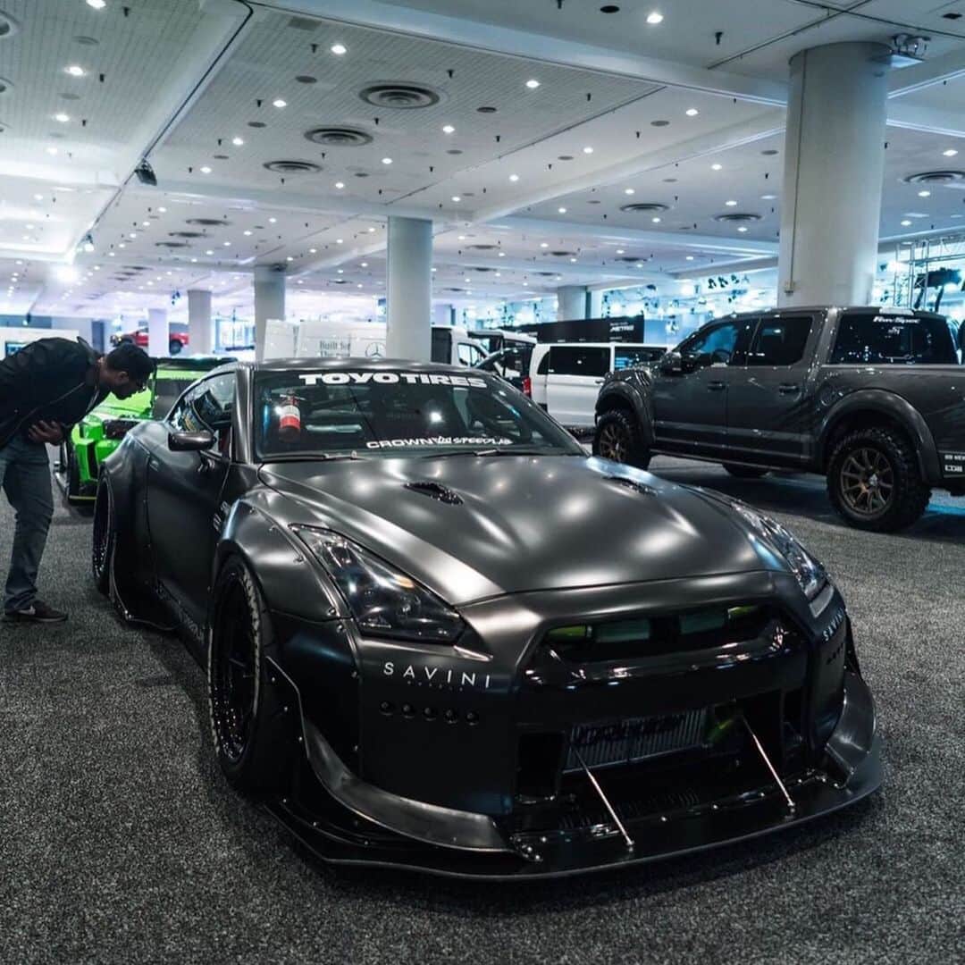 CarsWithoutLimitsさんのインスタグラム写真 - (CarsWithoutLimitsInstagram)「Do you think Darth Vader would enjoy a Rocket Bunny GTR 💣🐇 Owner @kepeli_nyc  Shop @crownspeedlab @saviniwheels  #carswithoutlimits #nissan #gtr #r35 #rocketbunny #black」6月26日 10時46分 - carswithoutlimits