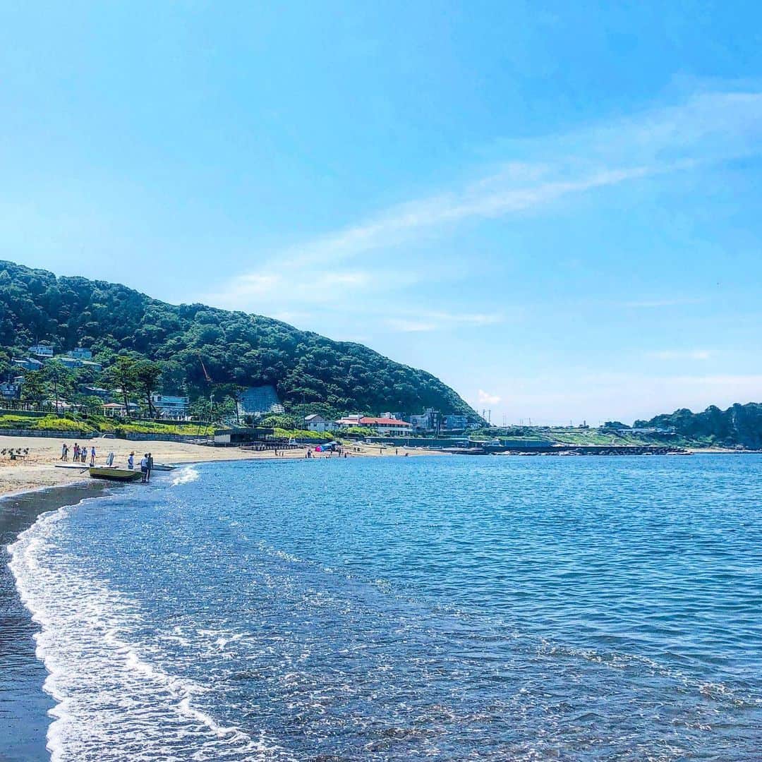 Hiroe Hiranoさんのインスタグラム写真 - (Hiroe HiranoInstagram)「朝の海のお散歩。たくさんの子供達が 泳ぎまくっております。平和やなぁー☺️🌍 トレーニングして、汗だくのまま海へ。 裸足でアーシングが最高の時間👣 . 海も澄んでて綺麗。富士山も綺麗💙 さ、身支度して都内へお仕事だ❗️ 今日も素敵な１日を😘 . . 海の家オープンがたのしみ❗️🌻🍉🏄‍♂️ #hiroecali #wellbeing #wellness #ocean #oceanlife  #ライフスタイル #ウェルネス  #海のある生活 #happiness #naturallife #simplelife #holisticlife #ホリスティックライフ #平野宏枝 #Hiroestyles #hayama #葉山 #Mifuji #富士山 #自然 #nature #earthing #アーシング #detox #charge #デトックス #チャージ」6月26日 10時49分 - hiroe_hirano