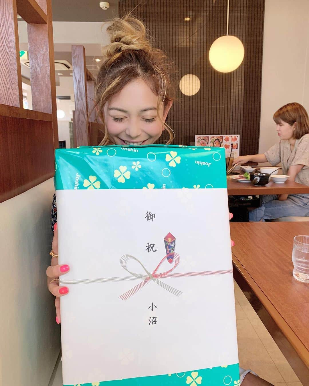 間宮梨花さんのインスタグラム写真 - (間宮梨花Instagram)「この日ゎちゅたくんファミリーとランチ💕💕結婚のお祝いもらっちゃった❤️❤️前から欲しかったやつで買おうとしてたからほんとにうれしかったぁ❤️❤️ ありがとうございます💕💕ステキなファミリー❤️ちゅたくんと甥っ子くんがそっくりすぎた笑💕💕 #ランチ #結婚祝い #プレゼント #ブレンダー #braunmultiquick7」6月26日 10時50分 - rika_aizawa0329