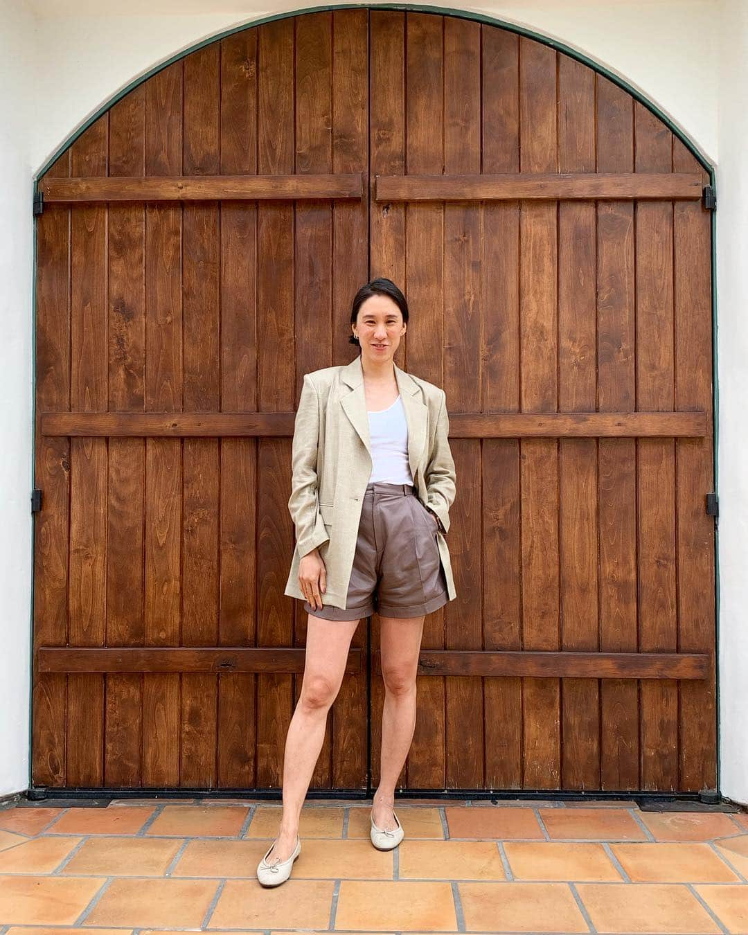 エヴァ・チェンさんのインスタグラム写真 - (エヴァ・チェンInstagram)「The older I get, the more I want to dress like my mom does!!! Neutrals and a high waisted short 🙌🏼. Also thank you to Elizabeth @ojaivalleyinn who got into the bushes to get this shot 😂」6月26日 10時52分 - evachen212