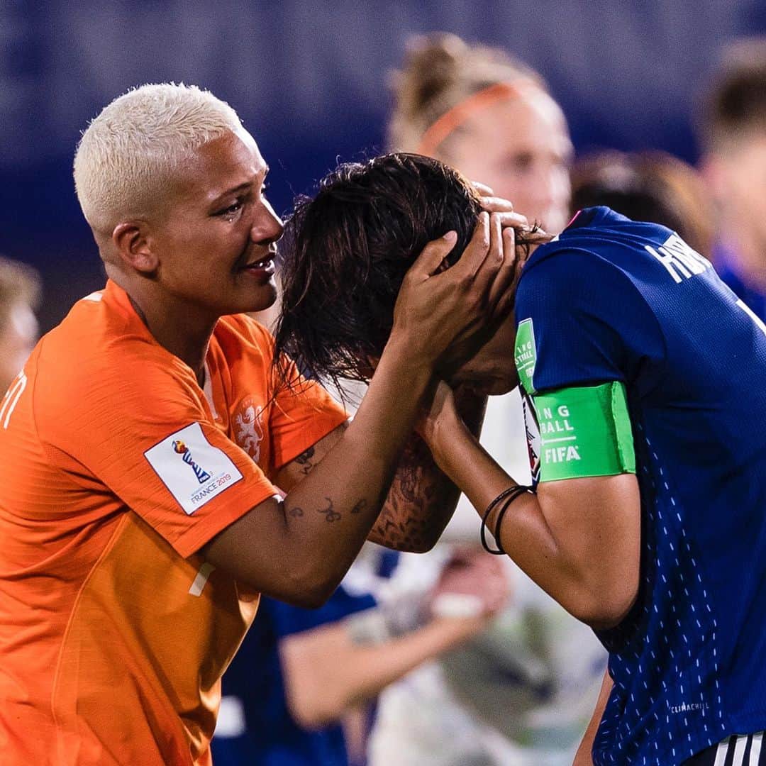のインスタグラム：「. No Side （2019.06.25） . 📷Photo by Marcio Machado/Getty Images . #熊谷紗希 #SakiKumagai #日本代表 #なでしこジャパン #nadeshiko #🇯🇵 #サンデン #ShaniceVanDeSanden #Sanden #オランダ代表 #Netherlands #🇳🇱 #FIFAWWC #FIFAWomensWorldCup #FIFA #女子ワールドカップ #ワールドカップ #football #サッカーキング #⚽️#サッカー」