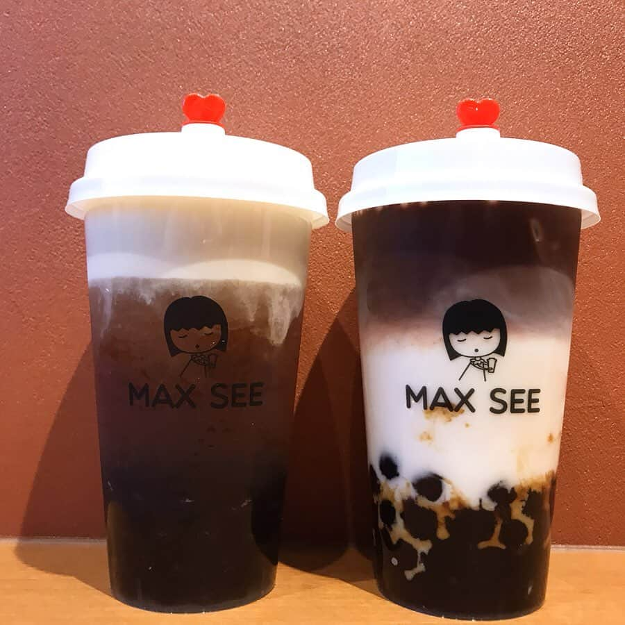 りょうくんグルメさんのインスタグラム写真 - (りょうくんグルメInstagram)「【川崎 MAXSEE】 川崎についにMAXSEEがオープン！ 6/26、6/27はオープン記念で一部商品半額！ (一人一杯限り、フルーツティー、スムージーティー以外) ⠀ 🏠#川崎 #maxsee 🚶‍♂️川崎駅東口徒歩2分 中央東口をでて、右側に徒歩1.2分である川崎日航ホテル内のミニストップ横。 (神奈川県川崎市川崎区日進町１) ⠀ タピメモ✍️ 通常タピ中粒味なしもちもち 黒糖タピ弾力強め中粒もちもち 黒糖味かなりしっかりつき ⠀ 👑オススメランキング👑 🥇ココア黒糖 🥈抹茶黒糖 🥉黒糖ミルク  一言メモ📝 □ミルクティーのオススメはウーロン □ミルクティーは甘さ普通でさっぱりちょうどいい □お店の一番売れてるのは黒糖＆黒糖抹茶 □抹茶ちょい苦みありちょい粉っぽさあり □黒糖ミルクは牛乳感ちょいつよめ □ココア黒糖や抹茶黒糖は甘さプラスにできる □チーズフォームはあまじょっぱい(甘さの方が強め) ⠀ タピオカに味がすごく染み付いてるのが特徴！ 個人的にココアが一番美味しかったよー！ 今後は下北沢にもオープン予定！  お店はテイクアウトのみだよ！ ぜひ行ってみて！ ⠀ 営業時間11:00〜23:00」6月26日 11時02分 - uryo1113