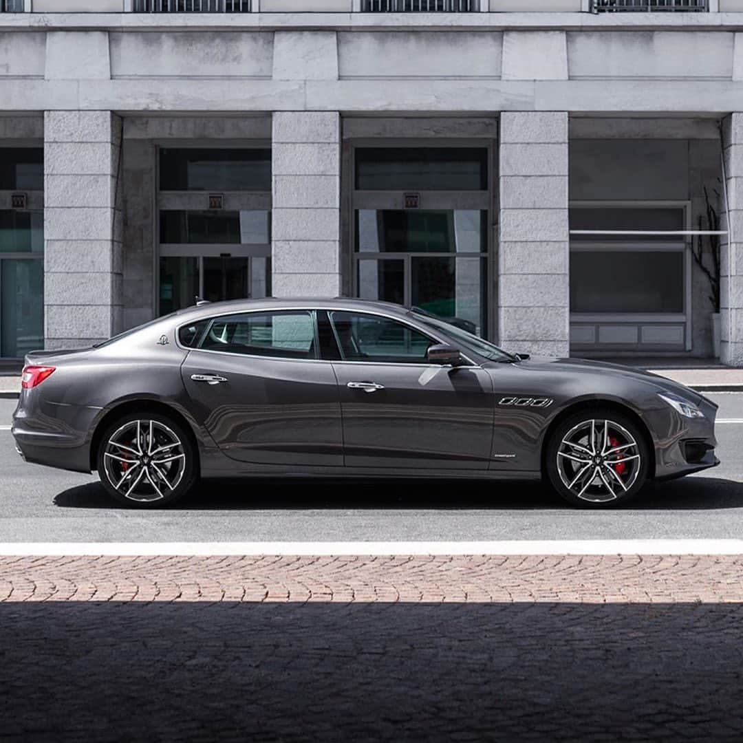 Maserati Japan | マセラティ ジャパンのインスタグラム：「あらゆるシーンで主役となる存在感を放つクアトロポルテ。イタリアンエレガンスの象徴とも言えるマセラティが、人々の視線をさらいます。 #Maserati #マセラティ  #MaseratiJapan #マセラティジャパン #Quattroporte #クアトロポルテ」