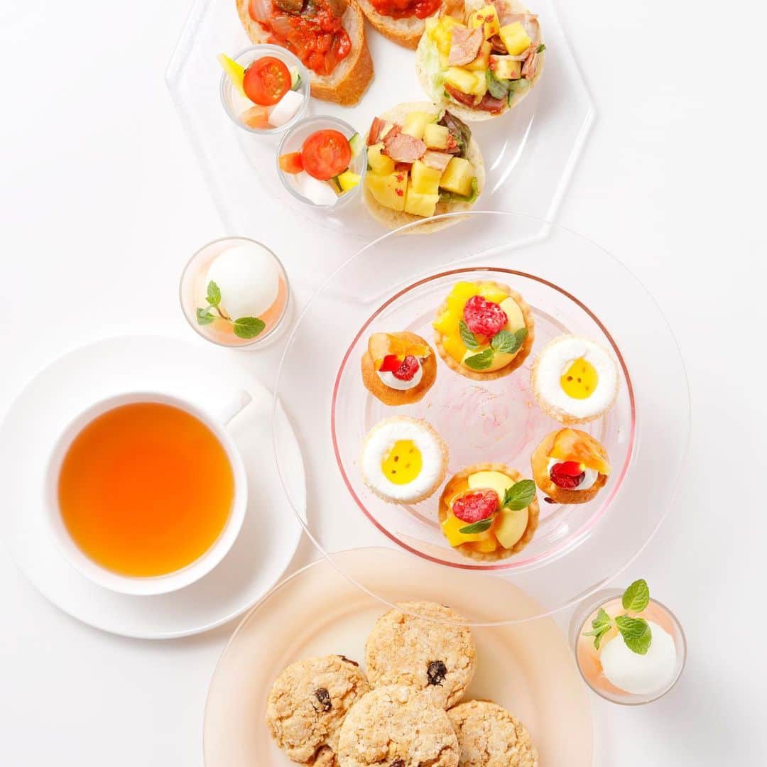hotel nikko kanazawa ホテル日航金沢さんのインスタグラム写真 - (hotel nikko kanazawa ホテル日航金沢Instagram)「. . *.・。7月の昼下がりには『トロピカルアフタヌーンティー』🍍.・。* . . 1階ロビーラウンジ「ファウンテン」にてご提供いたします7月の『トロピカルアフタヌーンティー』をご紹介いたします。 . バーベキュー風味のサンドイッチには、パインとベーコンの組み合わせで夏らしく♬ . 南の島をイメージさせるようなココナッツムースには、パッションフルーツの組み合わせで夏らしく♪ . マンゴータルトやフルーツマフィンに加えて、ピーチのソルベを添えた紅茶ムースもご用意♬ . 全粒粉を使ったシリアルスコーンはロンネフェルトティーにもピッタリ! . 暑い夏を『トロピカルアフタヌーンティー』で美味しく乗り切ってみませんか? . 【提供期間】 7月1日(月)〜7月31日(水) 11:30〜17:00 【料金】¥2,300- . . #ホテル日航金沢 #hotelnikkokanazawa #日航金沢 #instagood #金沢#fountain #アフタヌーンティー#afternoontea #tropical #ronnefeldttea #トロピカル#ロンネフェルト #ロンネフェルトティー #ロンネフェルト紅茶 #トロピカルアフタヌーンティー #ヌン活」6月26日 11時10分 - hotelnikkokanazawa