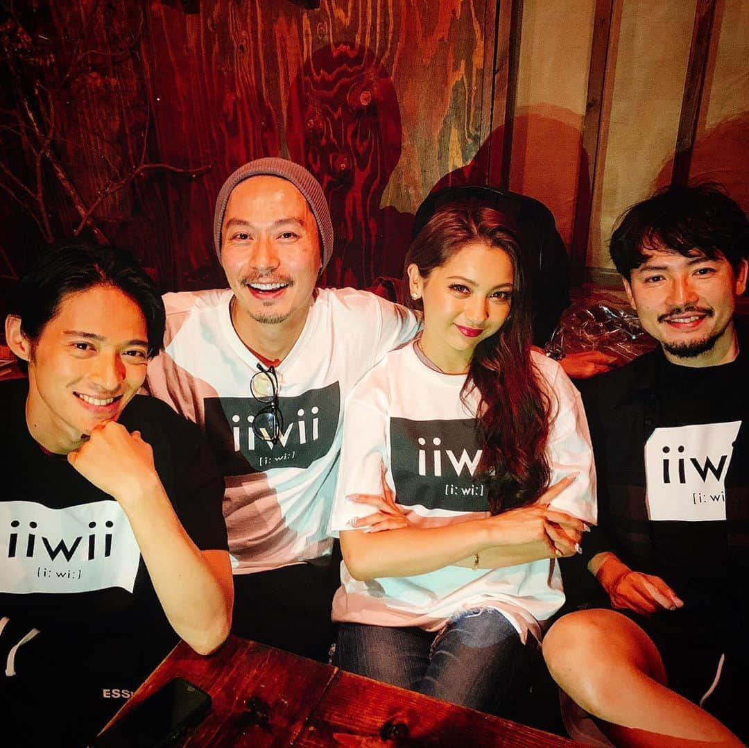 のインスタグラム：「初代バチェラー @hirotakekubo 2代目 @rinsta_gram1002 & 今をときめく #ゆきぽよ @poyo_ngy にiiwiiのTシャツをプレゼント。ネマキにでも使っておくれ！ #iiwiiart #onlinemuseum #バチェラージャパン ＃バチェラー #bachelor #bachelorjapan」