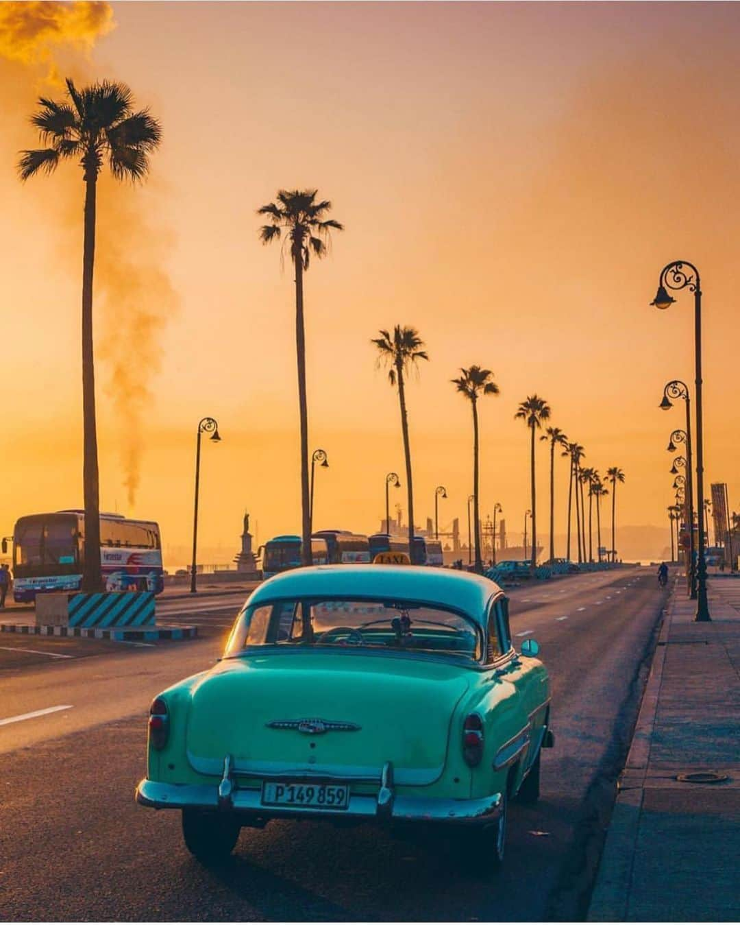 Earth Picsさんのインスタグラム写真 - (Earth PicsInstagram)「Havana Cuba 🇨🇺 Sunrise 🌅 by @mgtenazas」6月26日 11時07分 - earthpix