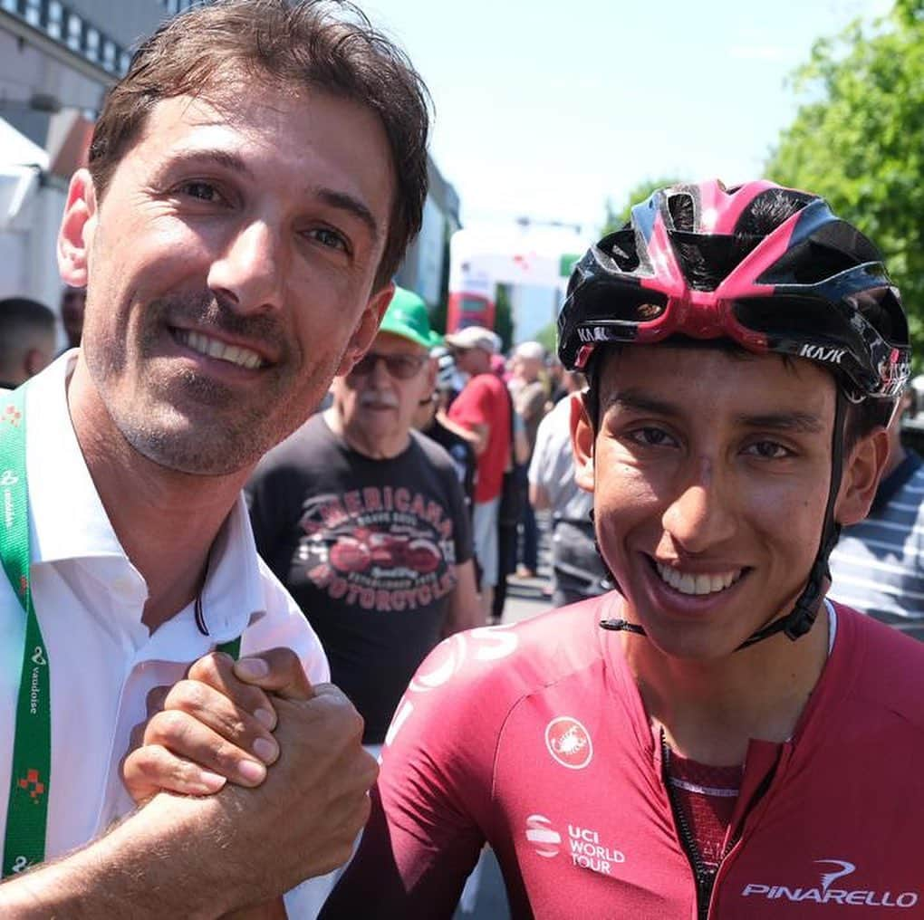 ファビアン・カンチェラーラさんのインスタグラム写真 - (ファビアン・カンチェラーラInstagram)「Looking back to last week‘s exciting @tourdesuisse_official  Such an honour to hand over the trophy to @eganbernal 🏆 Congratulations on a great race!  #tourdesuisse #roadcycling」6月26日 2時18分 - fabian_cancellara