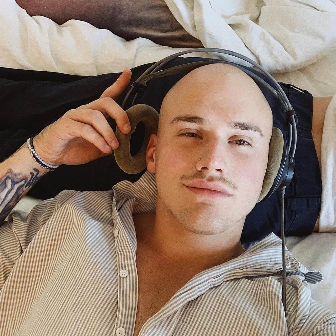 ブランドン・シェイアのインスタグラム：「Last day writing bops in the desert 😅 The songs we have written this last week are incredible & I can’t wait for them to be born.」