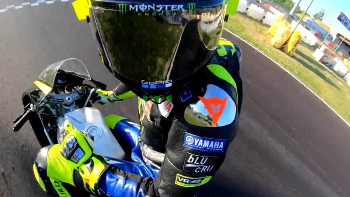 バレンティーノ・ロッシのインスタグラム：「Training with @vr46ridersacademyofficial 🎥 by @alenbolla via @gopro」