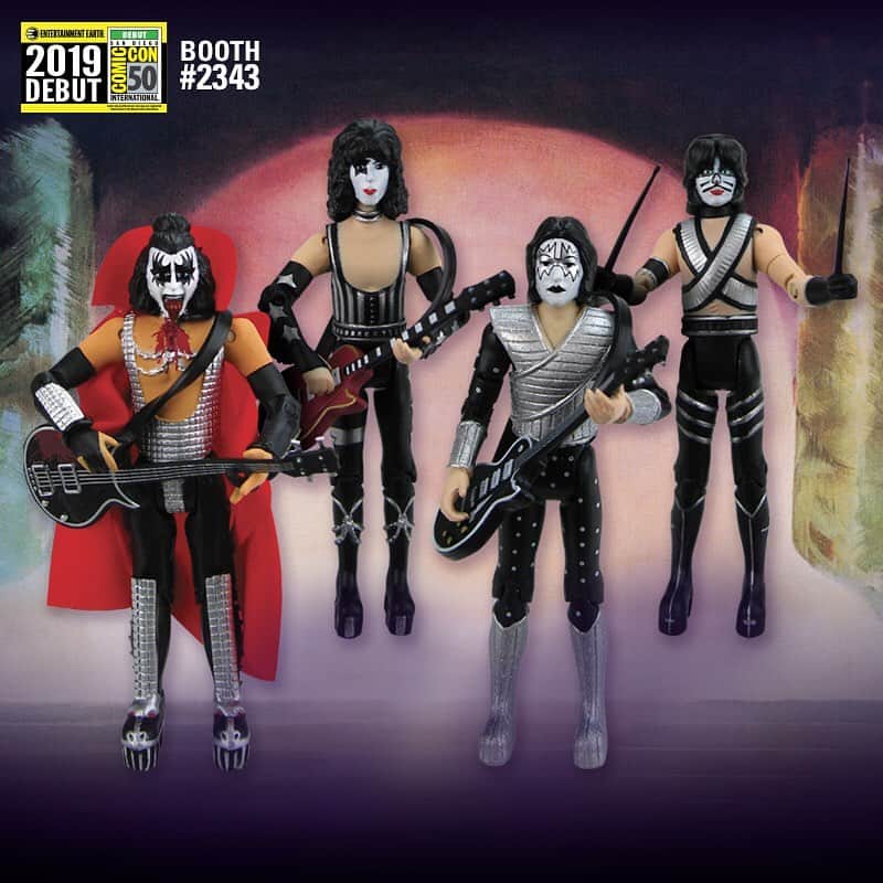 KISSさんのインスタグラム写真 - (KISSInstagram)「It’s NOT the End of the Road for KISS collectors, because KISS is ready to rock San Diego Comic-Con next month with an all-new Convention Exclusive Box Set!  Packaged to look just like the 1977 platinum album Love Gun, this phenomenal KISS Love Gun 3 3/4-Inch Action Figure Deluxe Box Set - Convention Exclusive from Bif Bang Pow! includes The Starchild, The Demon, The Spaceman, and The Catman.  This limited edition of only 1,700 pieces comes individually numbered with a holographic sticker. Bring the entire band into your home for a command performance! http://eearth.us/?l=vmndw3」6月26日 2時32分 - kissonline