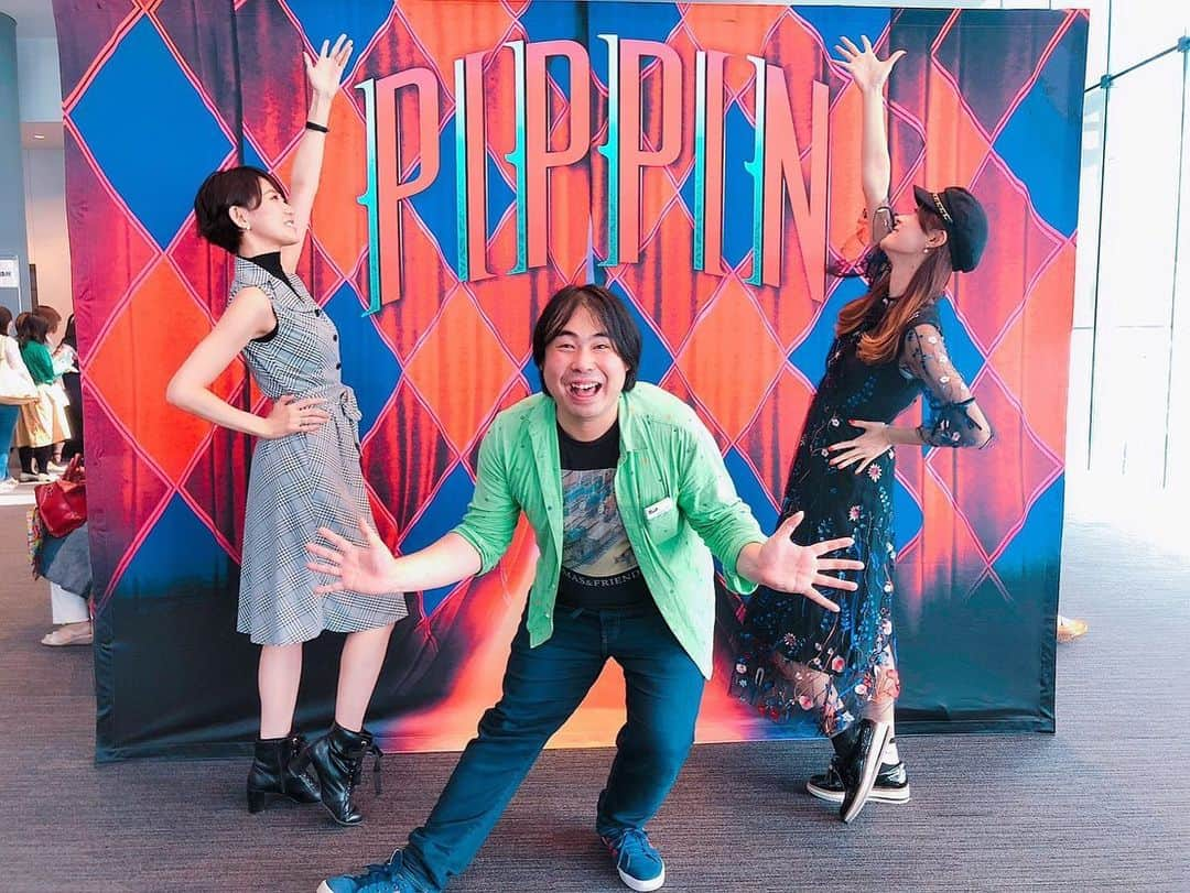 夢月せらさんのインスタグラム写真 - (夢月せらInstagram)「#PIPPINと#オーシャンズ11 観劇!! ＊  PIPPIN…凄かったと見た人達の感想を浴びまくっての今日でしたが… 本当に素晴らしかった…😭 キャスト全員の能力の高さ。フォッシースタイルの美しさ。音楽の美しさ。 一幕で既にまた観たいと思ってしまう作品でした。  客席でえりかにあったー❤白鯨乗ってきたハーマンにも会ったよ🐳笑  個人的に1番感動したのが、初演『シトラスの風』の鳥の場面の楽曲がPIPPINの楽曲だったということ。 これは本当に嬉しかった。 大好きな曲だったから…。 直樹さん、ゆあさん、お疲れな中ありがとうございました！千秋楽までお身体お気を付けてがんばってくださいっっ😭‼️‼️‼️ ＊  オーシャンズは相変わらずただただ宙組のイケメンパラダイスに癒された☺💕 楽屋で久しぶりにくるみさんに会えてめちゃくちゃ嬉しかったーーーー😭❤❤❤ #妃白ゆあ さん #神谷直樹 さん #新井ふゆ ちゃん #砂塚健斗 くん #舞花くるみ さん」6月26日 2時37分 - seramutsuki