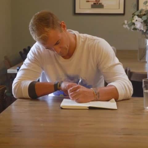 ジョー・ハートのインスタグラム：「New Video: Every year I spend the summer resting, recovering and getting ready for the next campaign.  This summer people have asked what do I do physically and yet no one asks what do I do mentally.  I joined a group of players who I got to know for three days. Some tools/skills for more than just football.  Going to share more of what it meant for me. Or as Jamie says #beyond90mins  Some of my good friends have asked am I ok?  Yes. Thanks for asking. 🤛 Working on me on and off the pitch. All good.  What struck me was seeing how one or two new ideas had an immediate impact on the four of us. Who are all on different paths.  @jamieedwards11 works with players at all levels of the game. So interesting to experience this.  We wrote (a lot) and something I will get back to this season. We learned some very 😎 stuff about ourselves. Challenged each other and a few laughs in there too... And doesn’t matter where you are on the journey. Great few days with these guys.  Will share more soon.  #GLOVED #gkunion #preseasoncamp #trainedbrain」