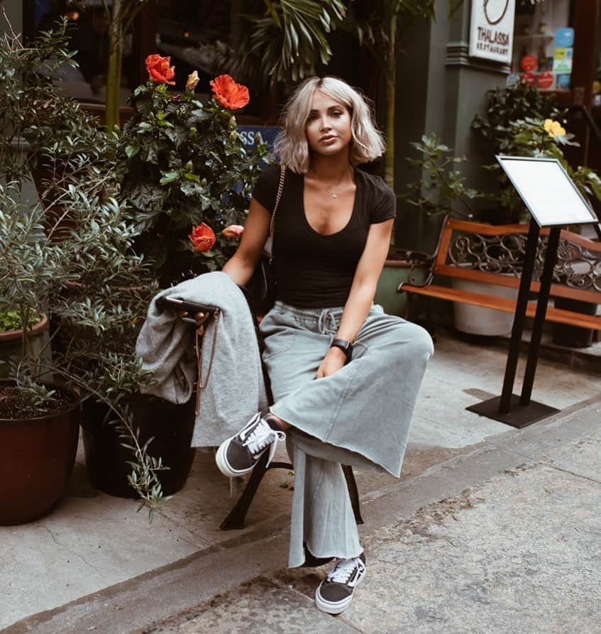 Cara Van Brocklinさんのインスタグラム写真 - (Cara Van BrocklinInstagram)「Yesterday’s look for exploring the city!  P.S. these pants just went for sale on my shop in another color and will be coming out in this color soon 😘. @caralorenshop」6月26日 2時56分 - caraloren