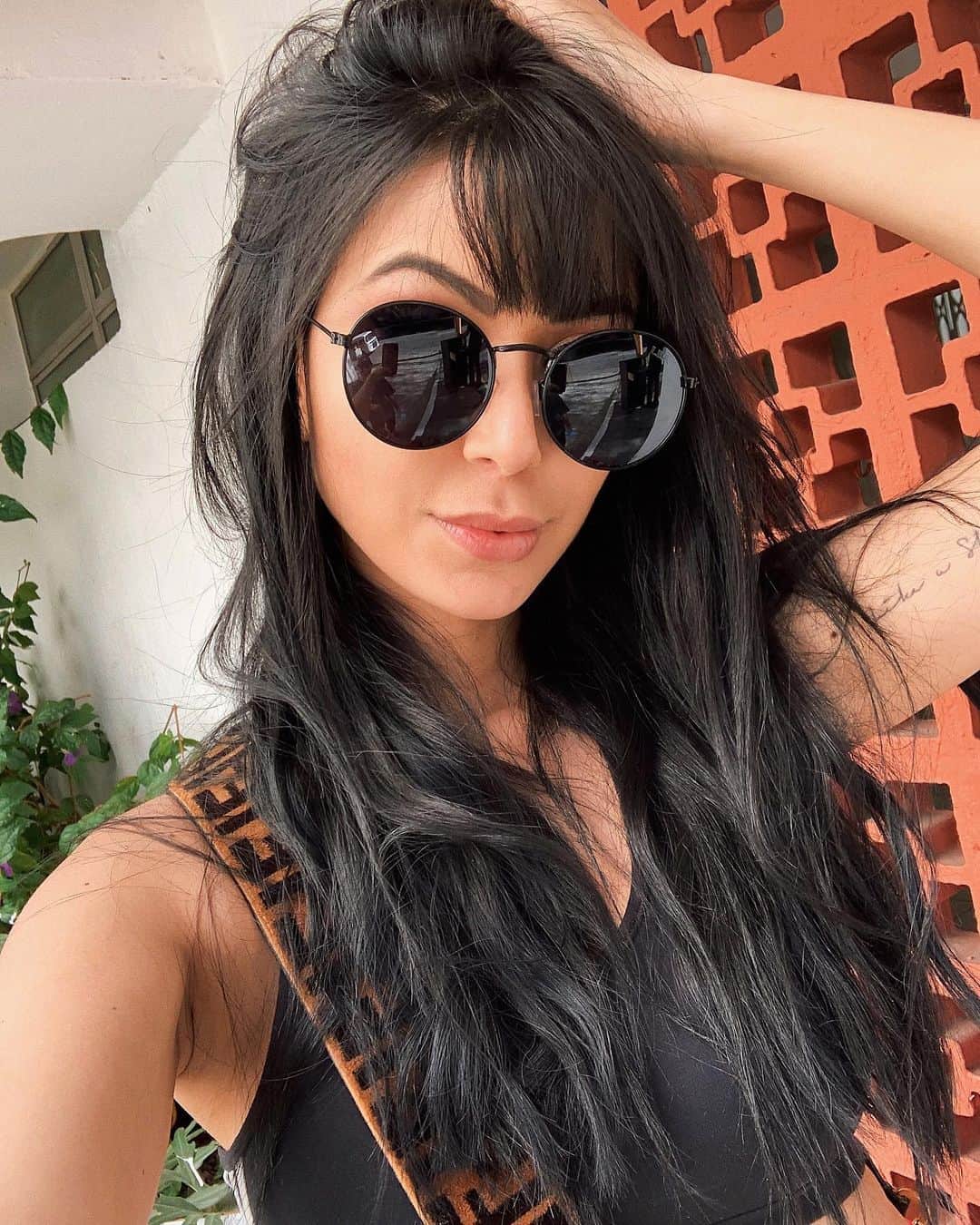 Gabriela Salesのインスタグラム：「Shanaya Shavosa passando pela sua timeline com o óculos perfeiçãum do momento pra falar que tá rolando frete grátis na @lbashop . Só usar o cupom:  FRETEMIMO」