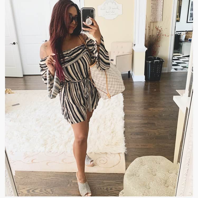 ニコール・ ポリッツィのインスタグラム：「Getting my shit together. #MomOf3ComingThrough #MAWMA」