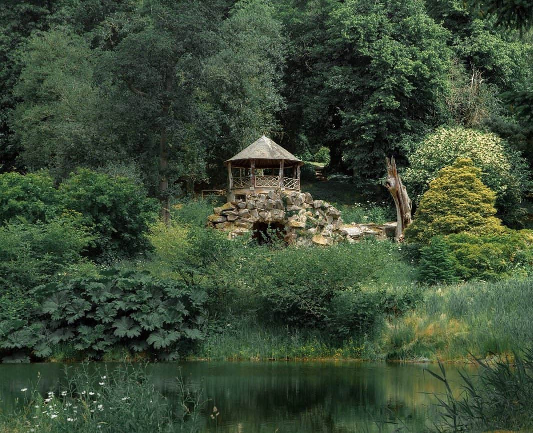 のインスタグラム：「Rachel Feinstein is the first artist to participate in the Artist in Residence program, a new initiative envisioned by Chatsworth House, Alessandro Michele, and Gucci, which launched today at the historic house in Derbyshire, England, today!  The Artist in Residence project invites the public to discover an artist’s works while visiting the estate. Rachel Feinstein’s works create an open dialogue between the artist’s perspective and her environment, reflective of her research during her residency at Chatsworth. Learn more via the link in our bio! __________ #RachelFeinstein #ChatsworthHouse #Gucci #GucciPlaces #Gagosian @rachelfeinsteinstudio @chatsworthofficial @alessandro_michele #Repost @gucci」