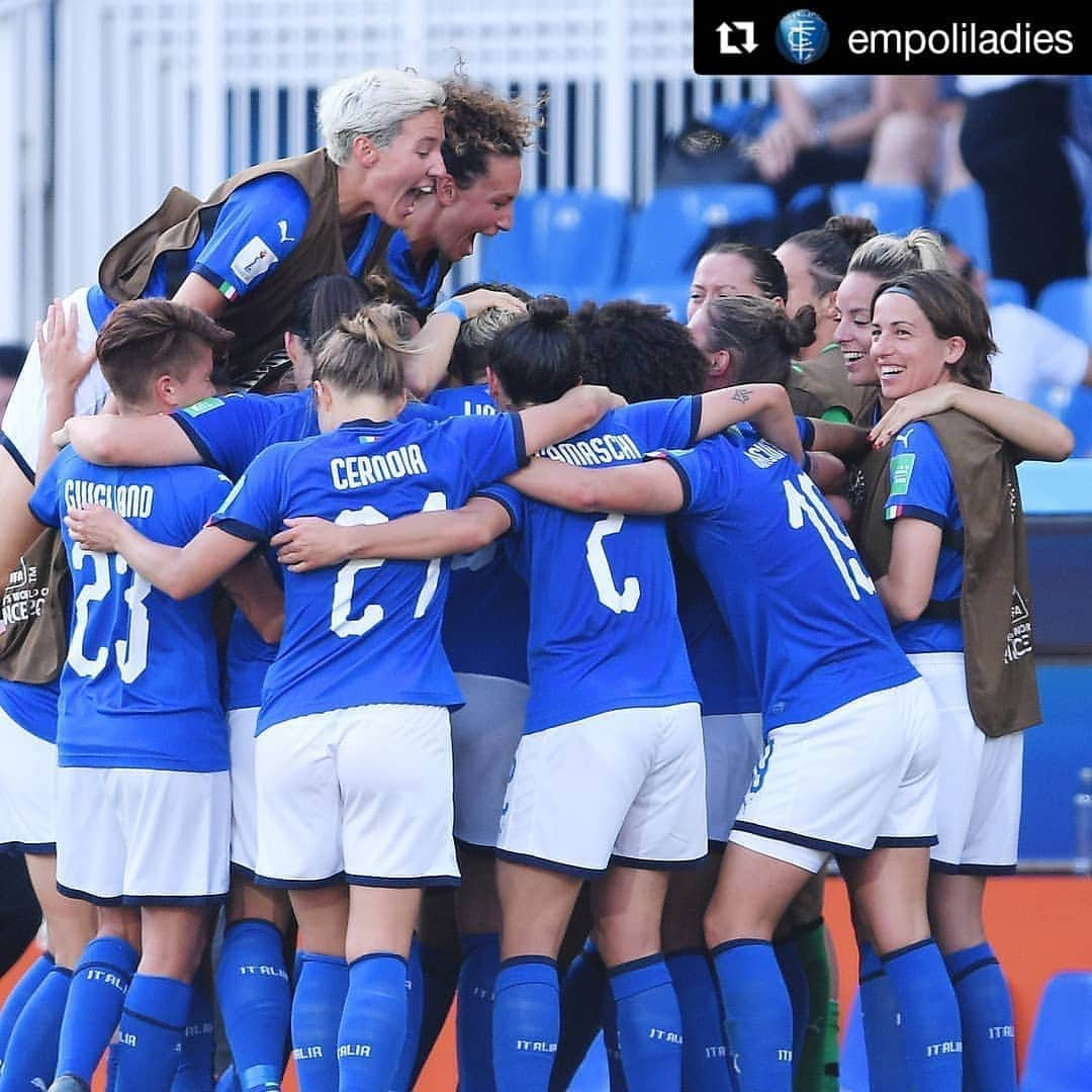 エンポリFCさんのインスタグラム写真 - (エンポリFCInstagram)「🇮🇹 Il sogno azzurro continua, brave #Azzurre, brave #RagazzeMondiali 💙👏🏻💪🏻 #Repost @empoliladies (@get_repost) ・・・ 🇮🇹 Il sogno azzurro continua, si vola ai quarti di finale!!! 💙 Le @azzurrefigc di Milena Bertolini superano 2⃣-0⃣ la #Cina negli Ottavi di Finale della @FIFAWWC grazie alle reti di #Giacinti e #Galli ⚽️⚽️ Brave #Azzurre, Brave #RagazzeMondiali 👏🏻💪🏻 #ITACHN #ItaliaCina #FIFAWWC」6月26日 3時03分 - empoli_fc_official