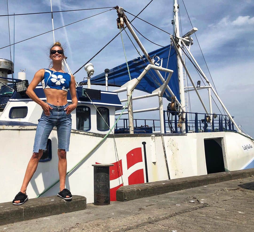 ニーナ・アグダルのインスタグラム：「Right before i took down a massive open faced sammy and had to unzip my shorts. 🇩🇰 i love you!」