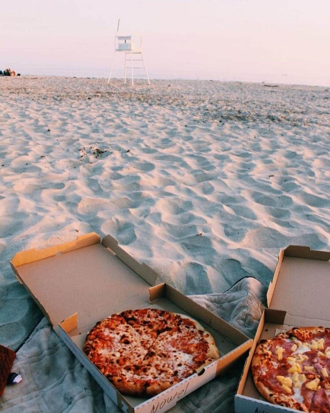 Blonde Saladさんのインスタグラム写真 - (Blonde SaladInstagram)「PIZZA AT SUNSET IS SERVED 🍕 #theblondesalad #mood #pizza #sunset #foodlovers #dream #holiday @localheroes」6月26日 3時08分 - theblondesalad