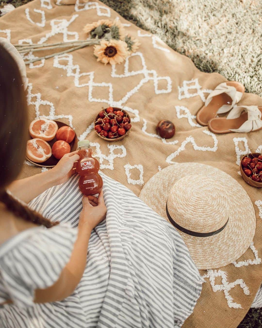 W E Y L I Eさんのインスタグラム写真 - (W E Y L I EInstagram)「Kicking summer off with spending lots of time outside! #POMTeaPartner I’ve always loved warmer weather and have been waiting for these hot summer days followed by cool summer breezy nights. I set up a picnic in my backyard with my favorite fruits& @pomwonderful Antioxidant Super Tea. These are perfect for on-the-go,they taste so refreshing and are gently brewed to preserve antioxidants. What summer activities do you look forward to?!」6月26日 3時27分 - weylie