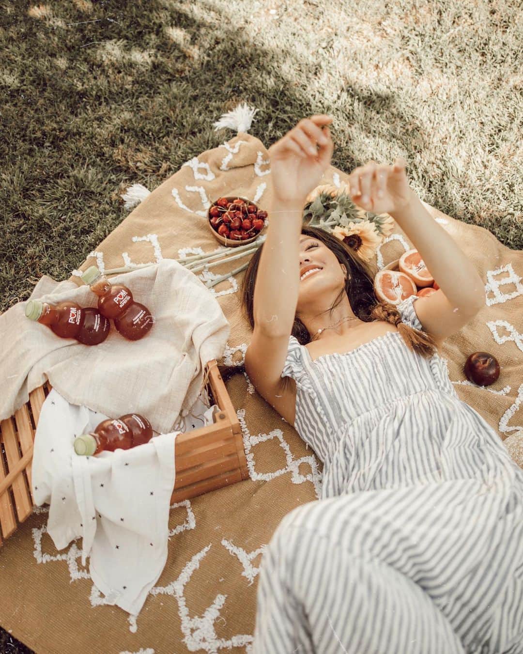 W E Y L I Eのインスタグラム：「Kicking summer off with spending lots of time outside! #POMTeaPartner I’ve always loved warmer weather and have been waiting for these hot summer days followed by cool summer breezy nights. I set up a picnic in my backyard with my favorite fruits& @pomwonderful Antioxidant Super Tea. These are perfect for on-the-go,they taste so refreshing and are gently brewed to preserve antioxidants. What summer activities do you look forward to?!」