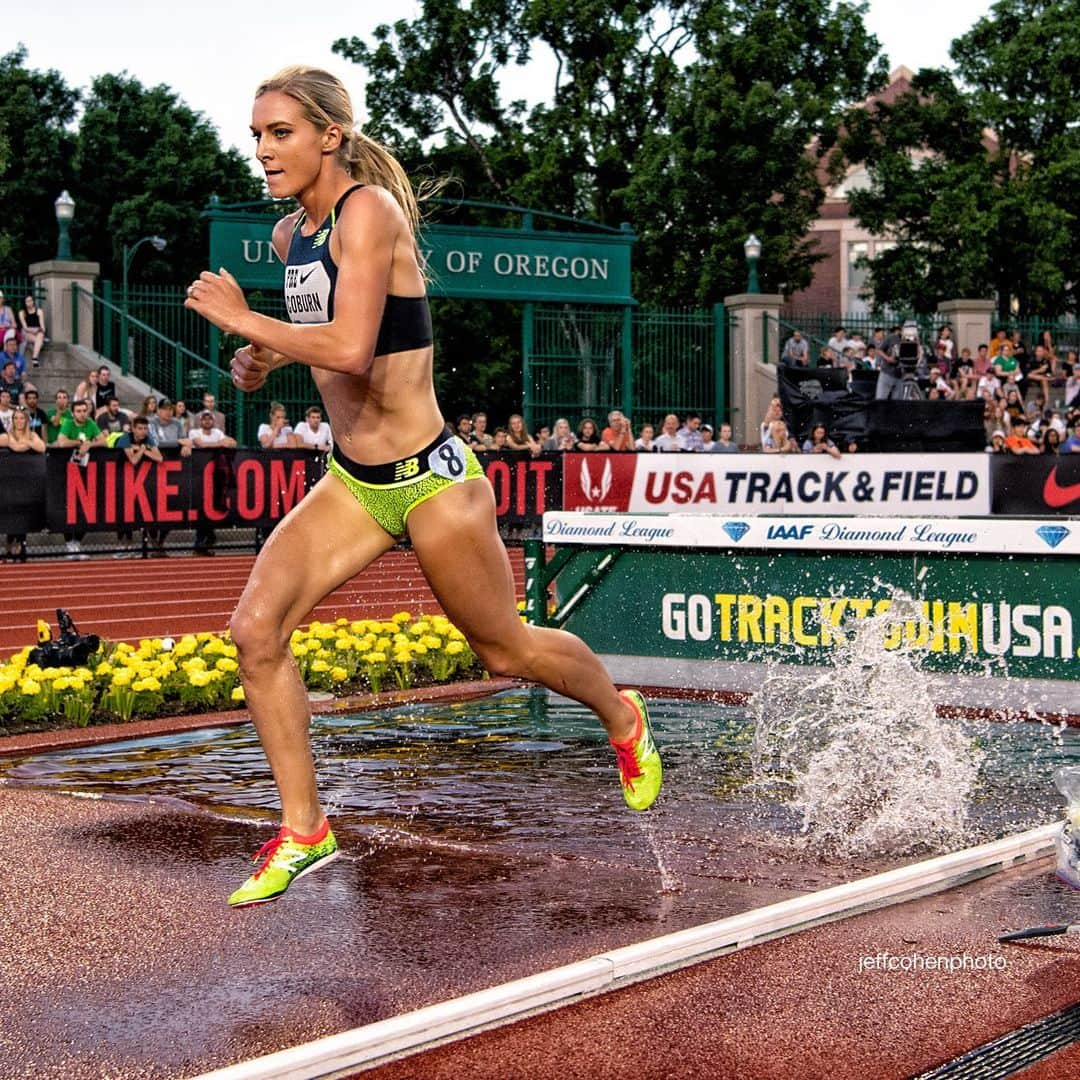 エマ・コバーンさんのインスタグラム写真 - (エマ・コバーンInstagram)「Throwing it back to the 2017 @preclassic. Racing #PreClassic is always special 💚💚💚💚 heading back to Pre to race on Sunday 🙌🏻 (pic @jeffcohenphoto)」6月26日 3時27分 - emmacoburn