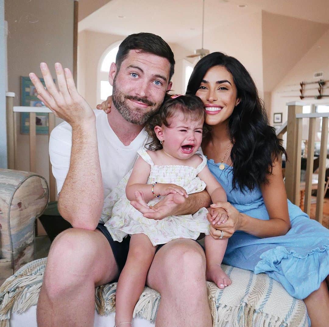 Sazan Hendrixさんのインスタグラム写真 - (Sazan HendrixInstagram)「Our family photoshoot in OBX was well sort of a success? All I know is THIS is definitely making it in the baby album 🤣 However I did manage to get ready for this shoot QUICK & decided to vlog it! Link in bio! #summer #thisisreallife #ohteenyyy」6月26日 3時37分 - sazan