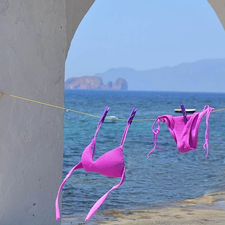 CALZEDONIAさんのインスタグラム写真 - (CALZEDONIAInstagram)「The perfect view 💕 [Bikini Alice 1600, Tap the pic]  #calzedonia #italianBeachwear #crinkle #bikini」6月26日 3時43分 - calzedonia