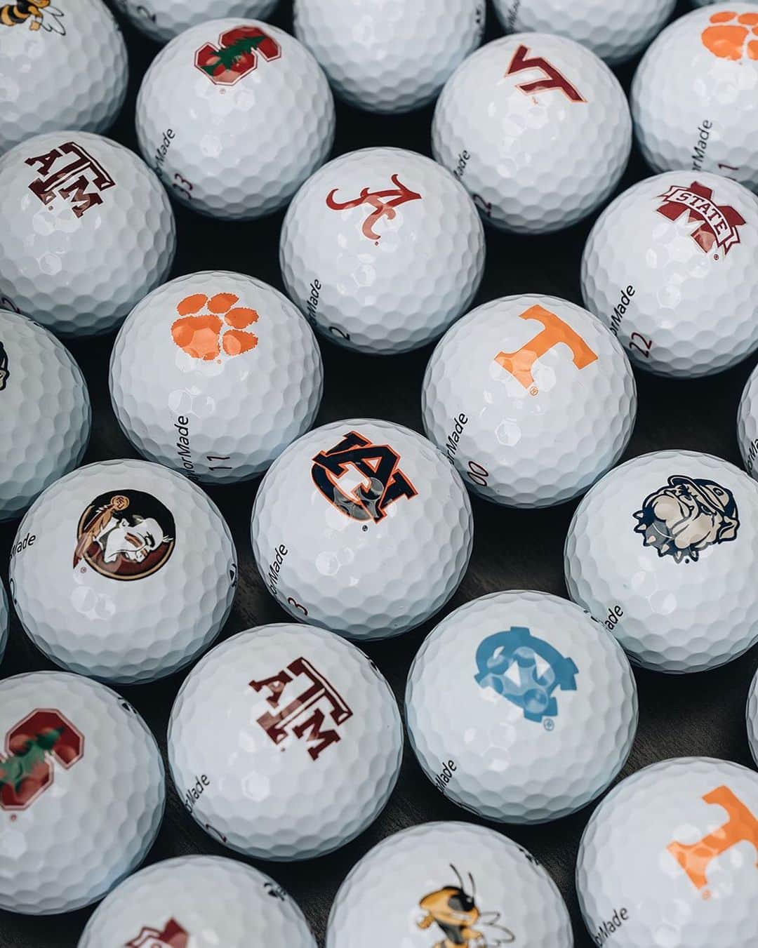 テーラーメイド ゴルフさんのインスタグラム写真 - (テーラーメイド ゴルフInstagram)「Time to let your colors fly. Now you can choose from over 60 collegiate logo golf balls in #TP5, #TP5x and Project (a). #5WITCH」6月26日 3時48分 - taylormadegolf